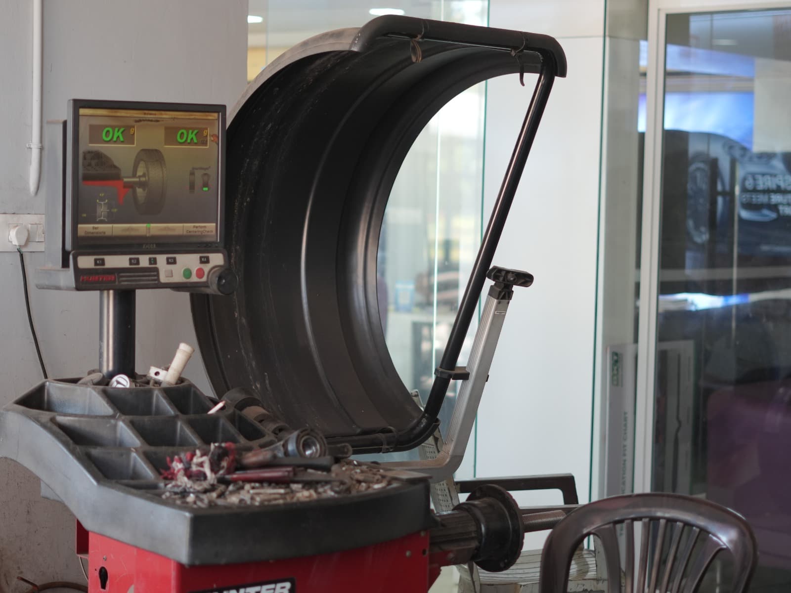 Wheel balancing machine showing a passed reading