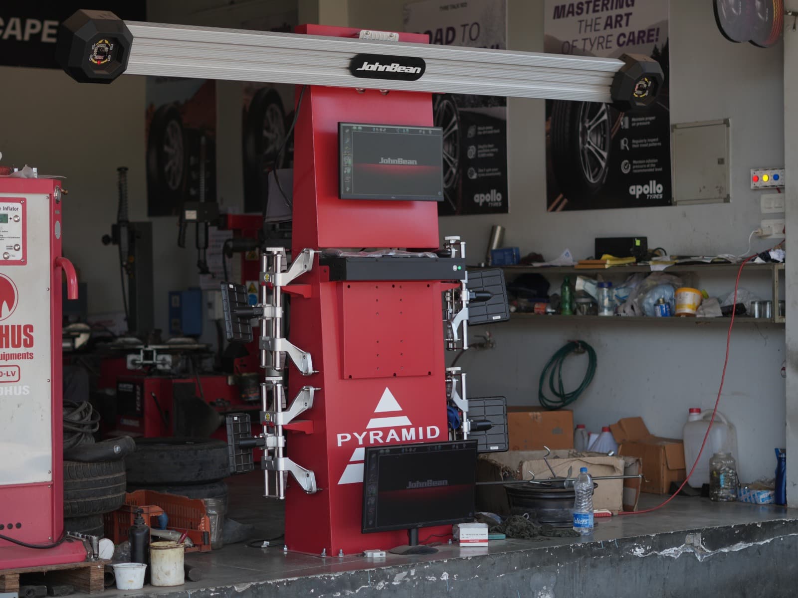 3D wheel alignment machine in the service bay